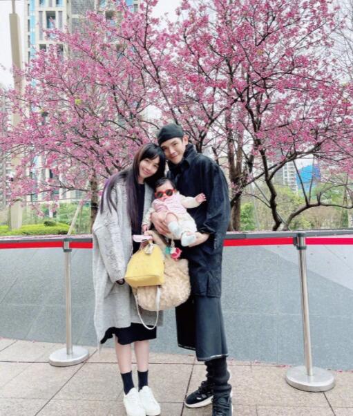 向太一家聚餐照 郭碧婷穿风衣婆婆穿短裤甜笑温馨2
