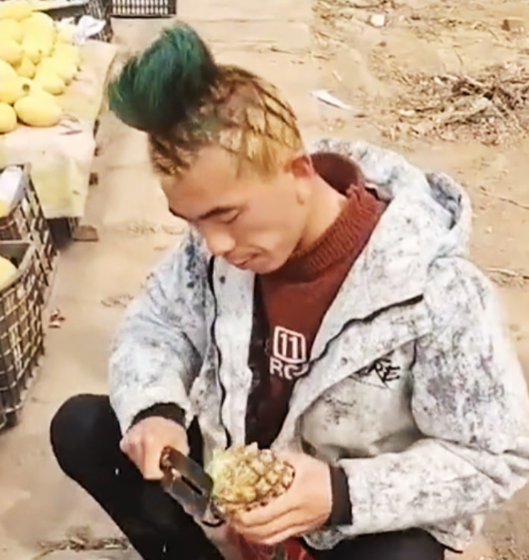 河北一小伙理菠萝头卖菠萝，生意相当火爆1