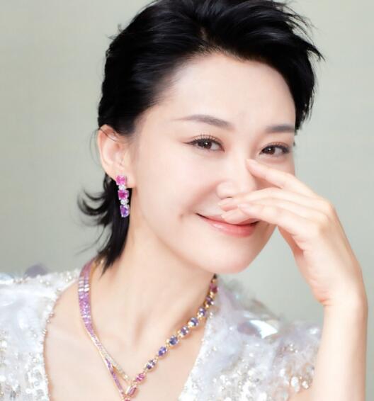 许晴短发知性飒爽 大片秀优越身姿1