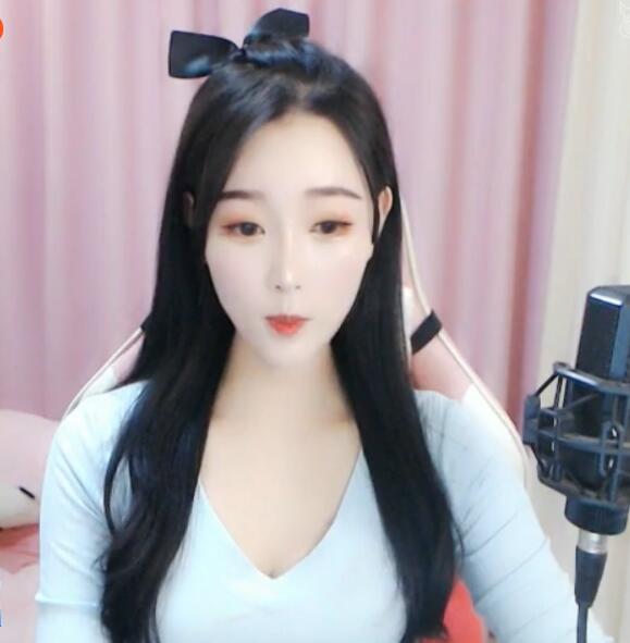 美女主播自弹自唱 人美歌甜心都快化了1