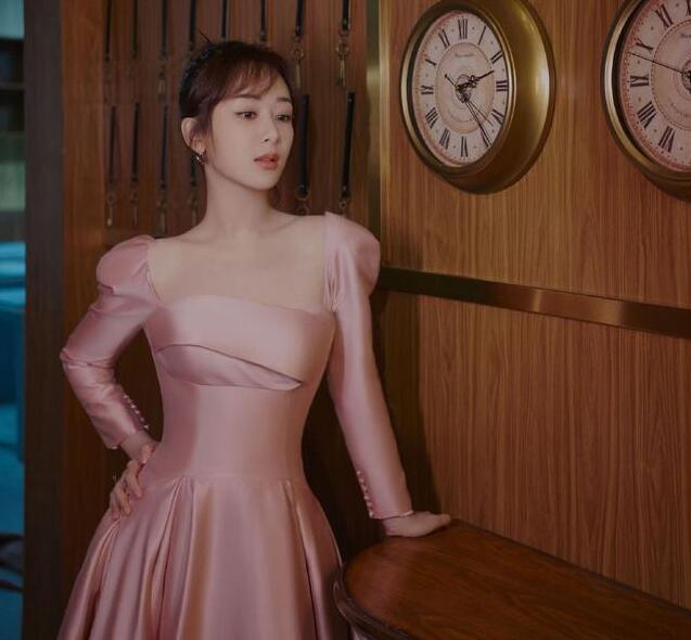 杨紫穿桃粉色缎面长裙温柔梦幻 身姿曼妙1