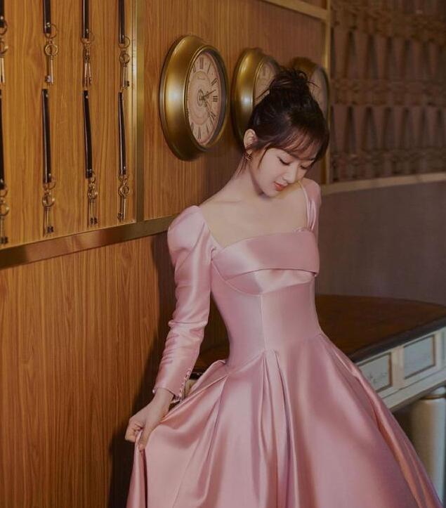 杨紫穿桃粉色缎面长裙温柔梦幻 身姿曼妙2