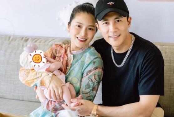 杜淳为女儿办满月派对 一家三口温馨同框1
