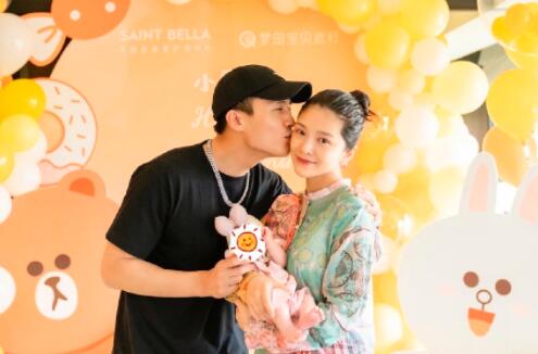 杜淳为女儿办满月派对 一家三口温馨同框2