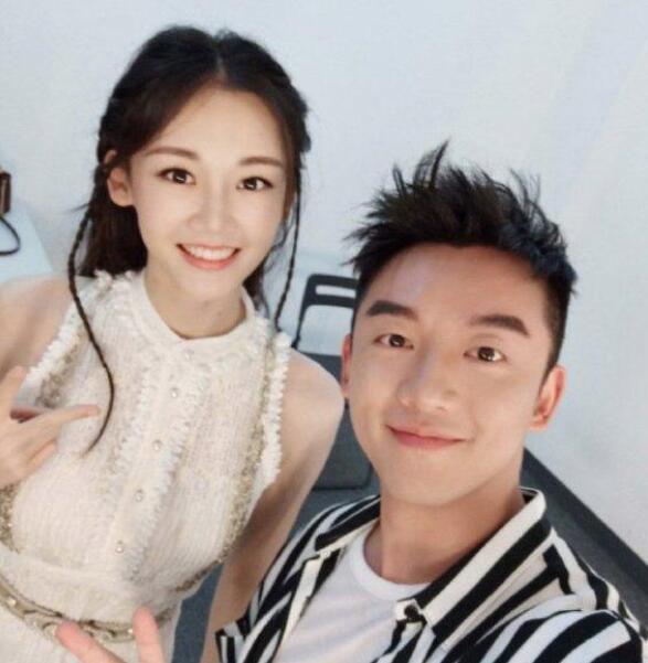 郑恺苗苗庆祝结婚一周年 街边吃面接地气1
