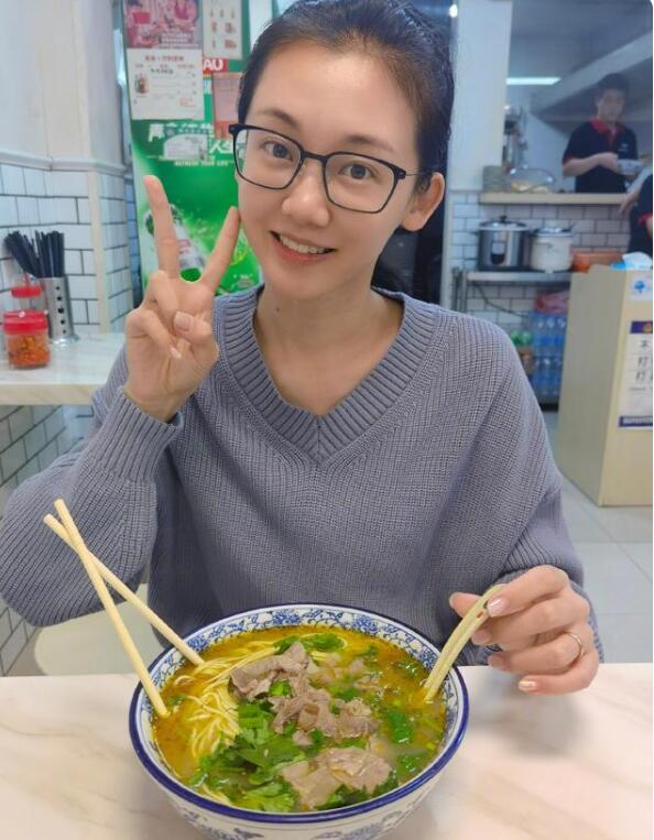 郑恺苗苗庆祝结婚一周年 街边吃面接地气2