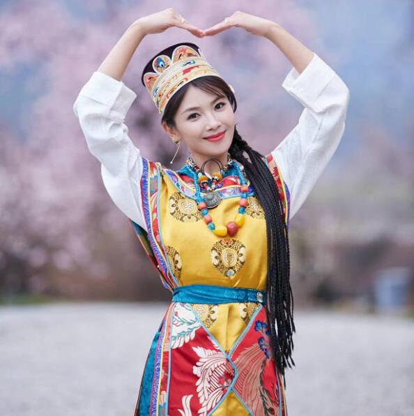 刘涛穿藏族服装，在桃花树下翩翩起舞!女人味十足1