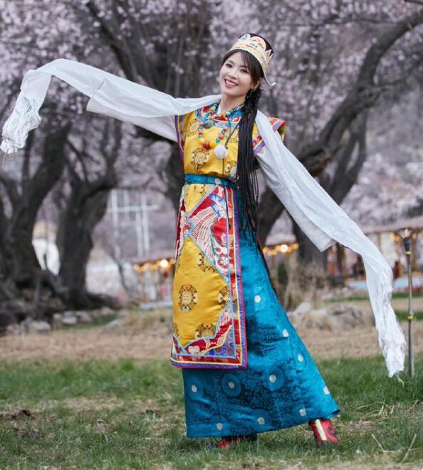 刘涛穿藏族服装，在桃花树下翩翩起舞!女人味十足2