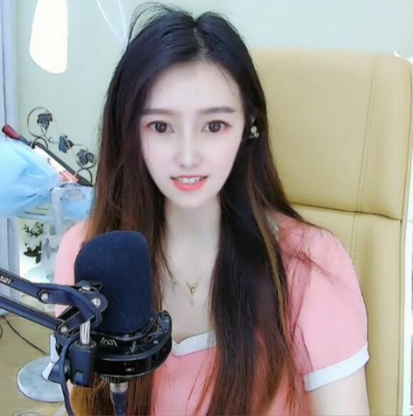活泼美女主播蕊蕊成功抢占热门1