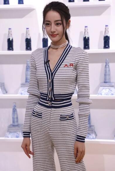 迪丽热巴穿海军条纹衫 女人味十足2