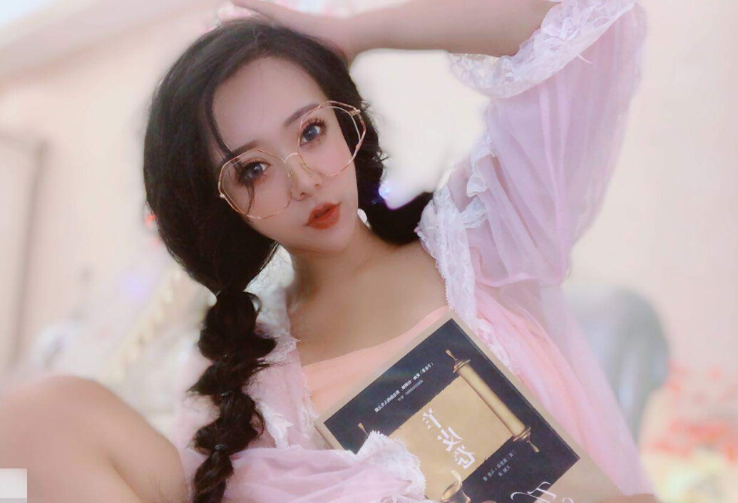 美女在直播间跳了爆米花舞蹈2