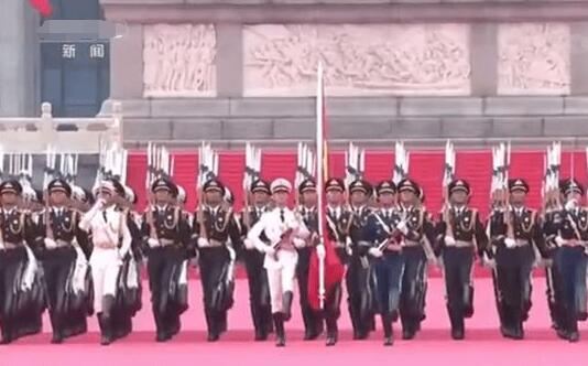 国旗护卫队走了100步正步