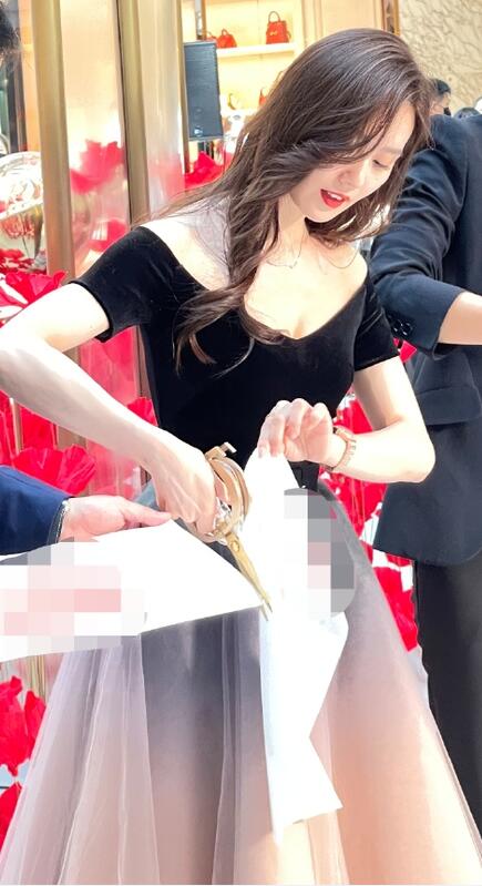 刘诗诗穿藕粉色渐变长裙 仪态优雅又得体2