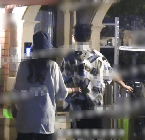 金靖舒奕橙恋情疑曝光 深夜同回小区互动甜蜜2