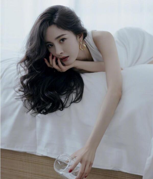 杨幂穿高开叉长裙大秀完美腰线1