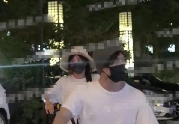 张含韵恋情疑似曝光，二人牵手摸头十分亲密1