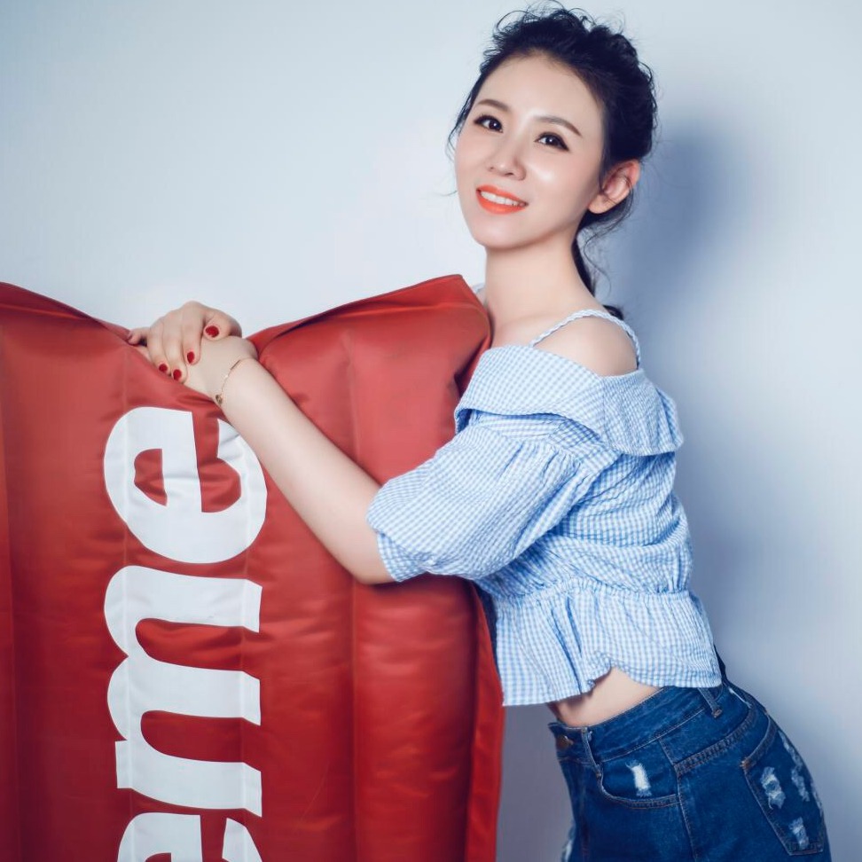 美女主播正兴致直播,二哈却叼来这玩意,尴尬得追它满地跑