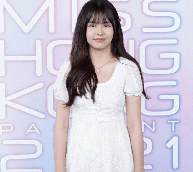 周星驰带17岁港姐出海游玩 助理回应星爷和那个女孩不熟