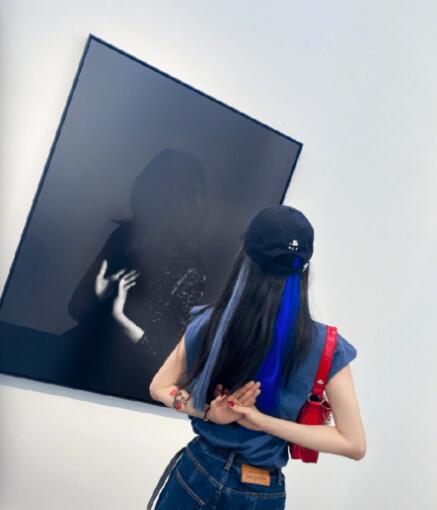 杨幂与闺蜜看展心情好 胳膊上纹身贴抢镜2