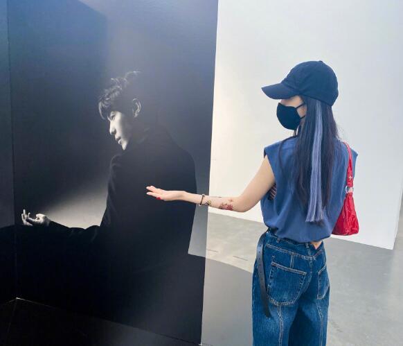 杨幂与闺蜜看展心情好 胳膊上纹身贴抢镜3