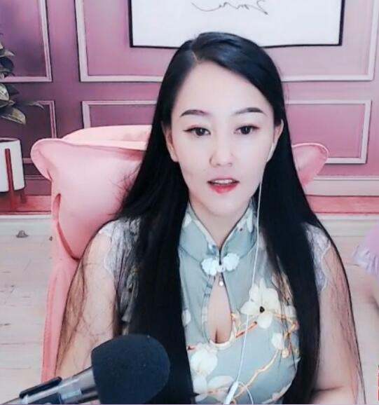 调皮美女主播小布吖 向你要“洗澡”的视频2