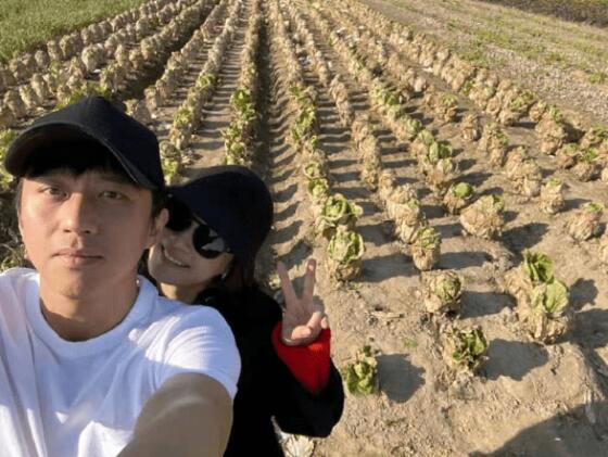 邓超晒合照为老婆打剧 被调侃是在“在两个季节”中