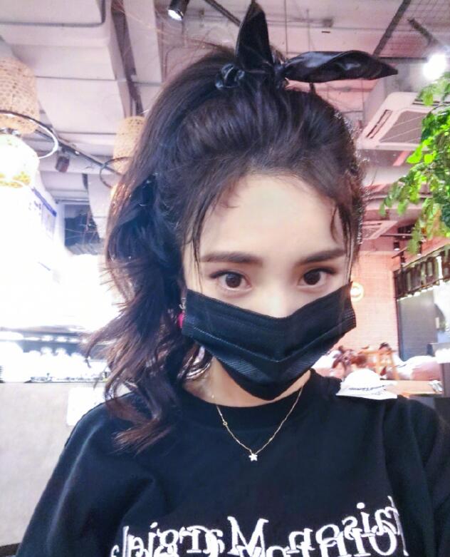 杨幂戴口罩自拍 俏皮问粉丝“12年的自拍数完了吗”1