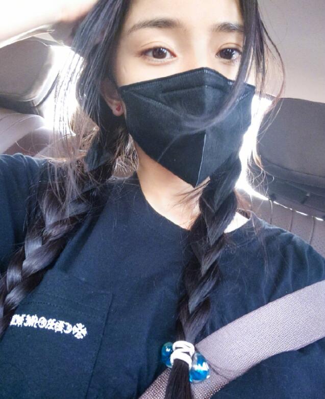杨幂戴口罩自拍 俏皮问粉丝“12年的自拍数完了吗”2