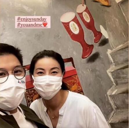 郭晶晶霍启刚甜蜜约会 看展喝下午茶简单而幸福1