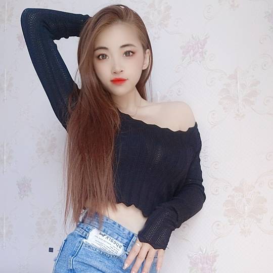谁说一字肩不抢镜?美女主播搭配珠光袜,美的让人流连忘返