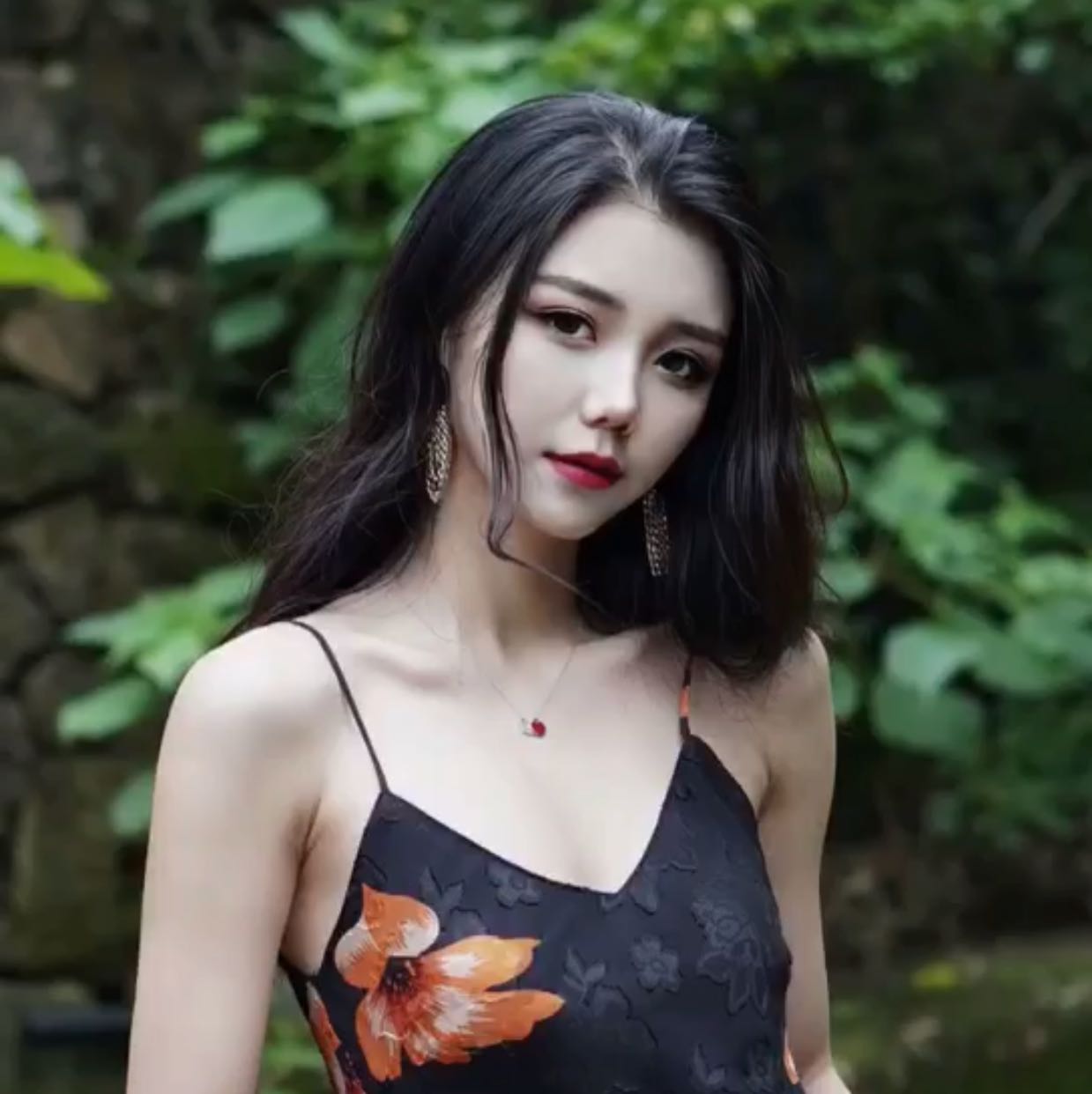 秀场视频直播间，主播吊带火辣身材网友惊呼