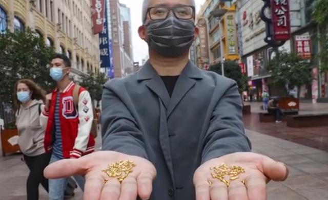 艺术家反浪费，竟用黄金打造1000粒纯金大米，一粒粒丢进黄浦江