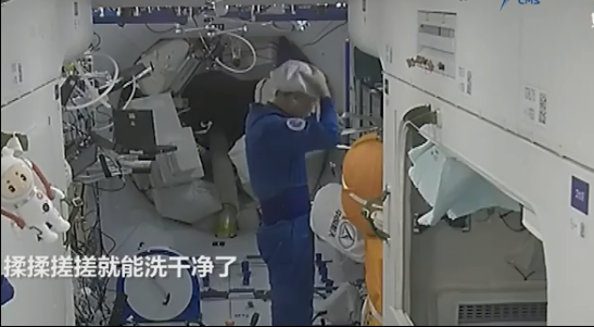 神十三航天员起床洗漱画面曝光 开启元气满满的一天