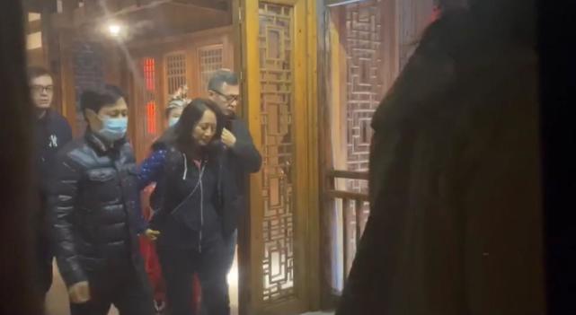 孟晚舟游张家界，到武陵源，喝“拦门酒”