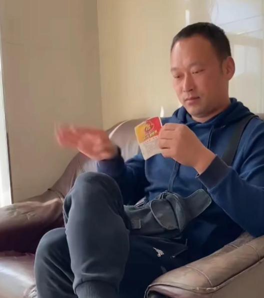 被消防点名后,千万网红主播张同学又被交警点名