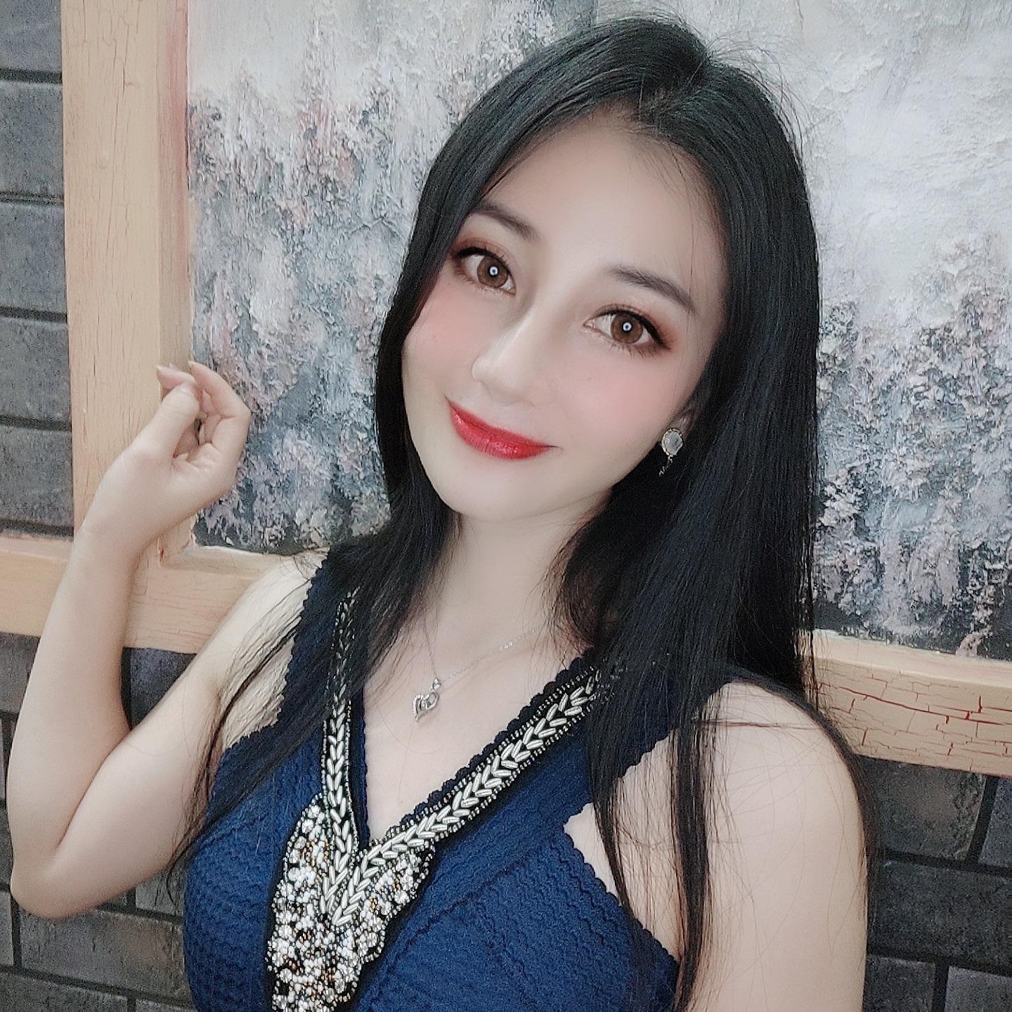 美女直播间热辣韩舞，身材火辣、舞姿撩人！